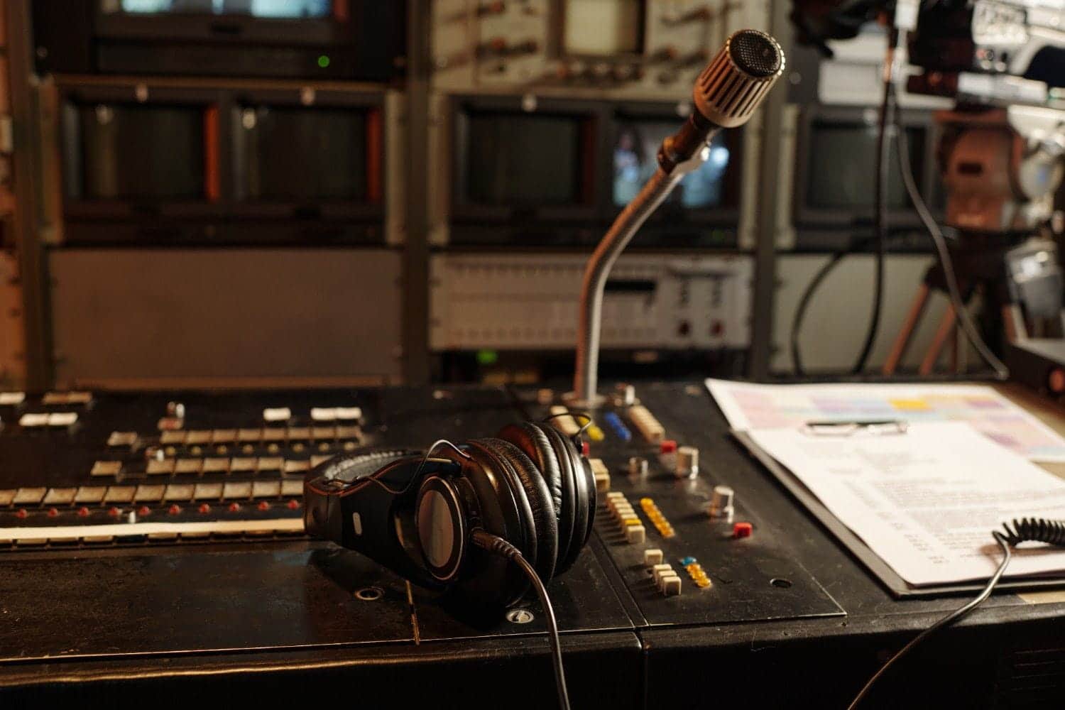 professional-podcast-studio-microphone-headphones (1) Learn how to Advertise on Sirius XM | professional podcast studio microphone headphones 1 | How to Advertise on SiriusXM