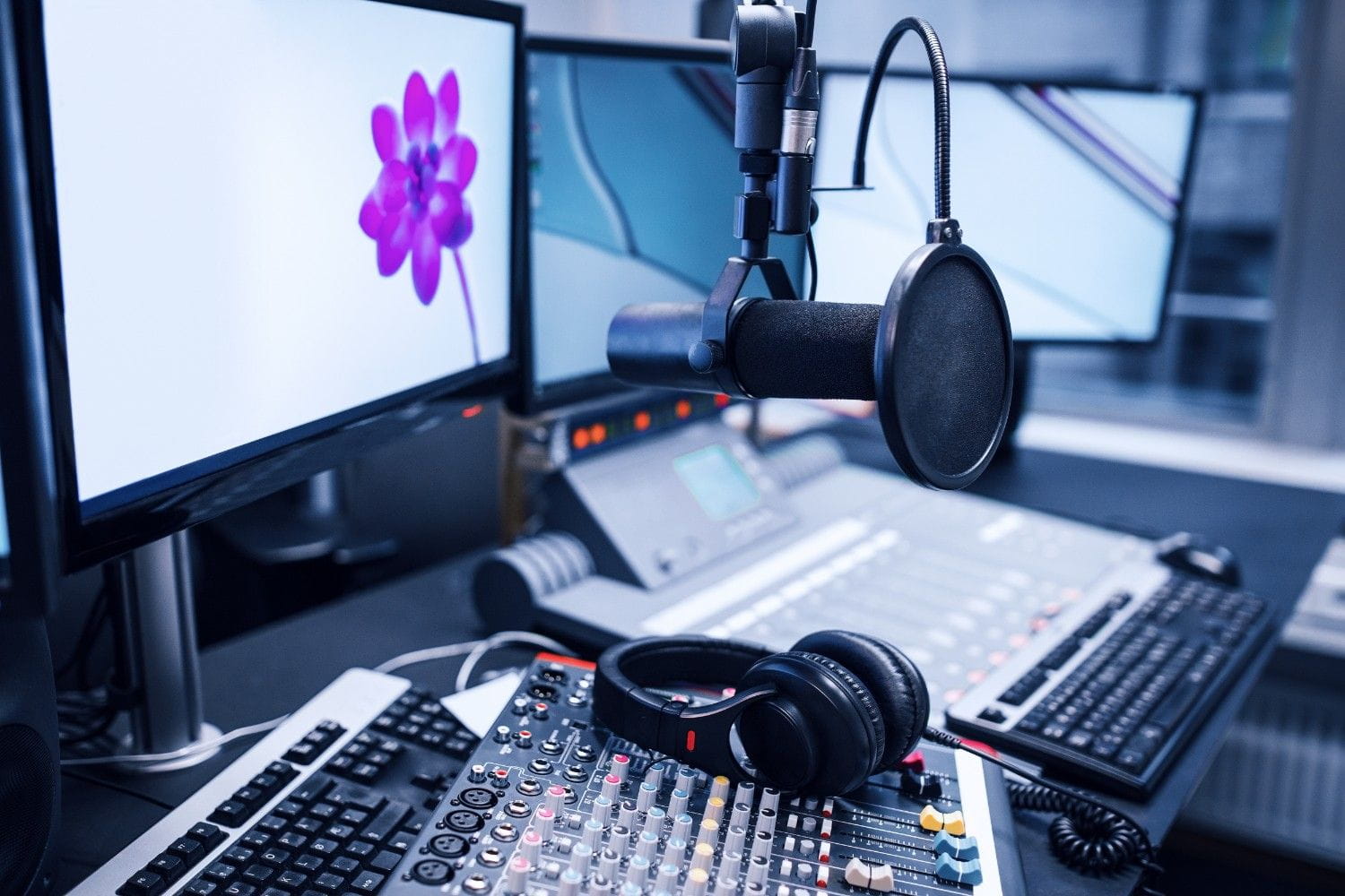 pro-podcast-microphone-studio-boom-arm (1) Learn how to Advertise on Sirius XM | pro podcast microphone studio boom arm 1 | How to Advertise on SiriusXM